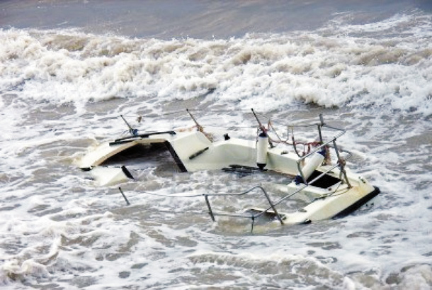 Colombia Navy rescues shipwrecked in Choco